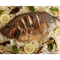 Тюрбо, жаренная целиком с луком и лимоном
