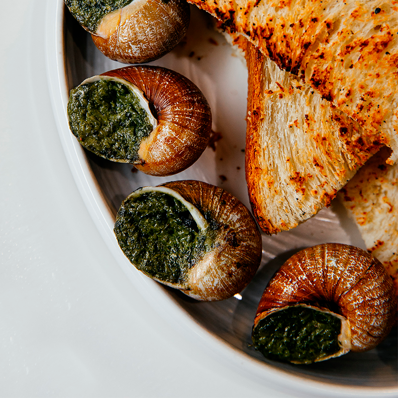 Улитка, фаршированная в панцире с соусом песто